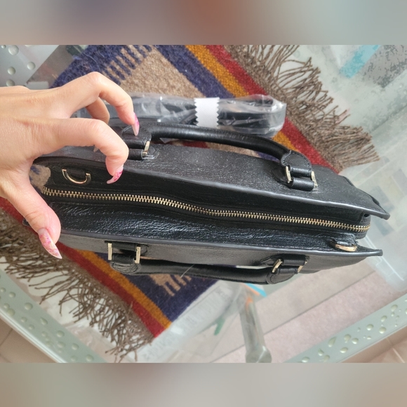 Black Shoulder Bag with extra strap - Picture 4 of 11